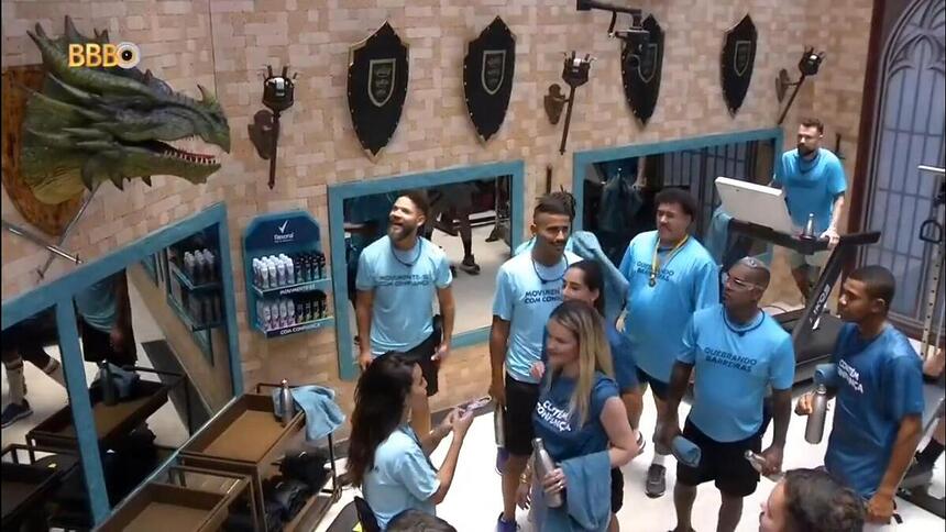 Brothers conhecendo a academia do BBB 24, com uma decoração medieval