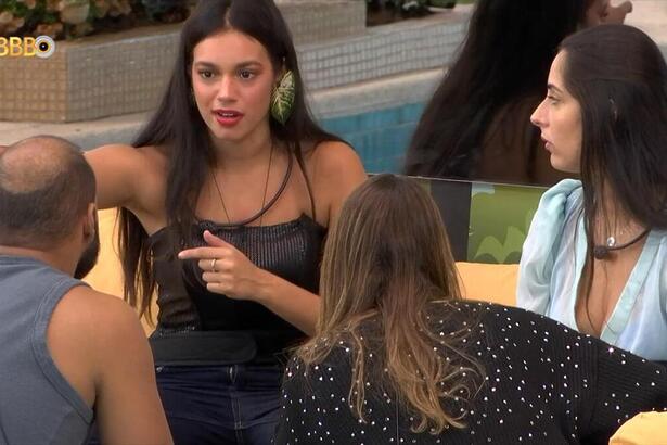 Alane, Deniziane, Beatriz e Marcus Vinicius durante conversa na área externa do BBB 24