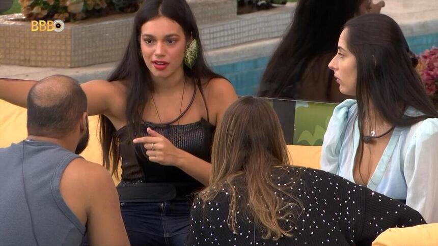 Alane, Deniziane, Beatriz e Marcus Vinicius durante conversa na área externa do BBB 24