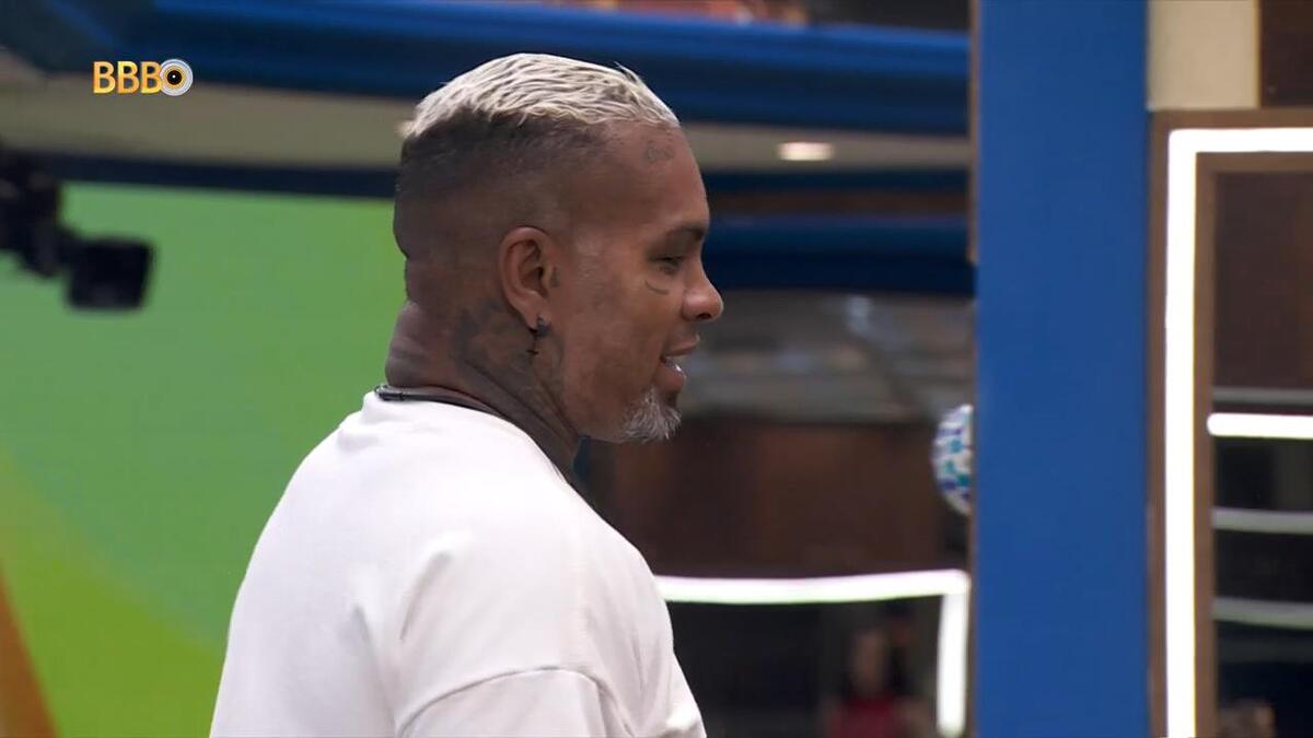 Rodriguinho na cozinha da Vip do BBB 24 falando da eliminação do BBB 24