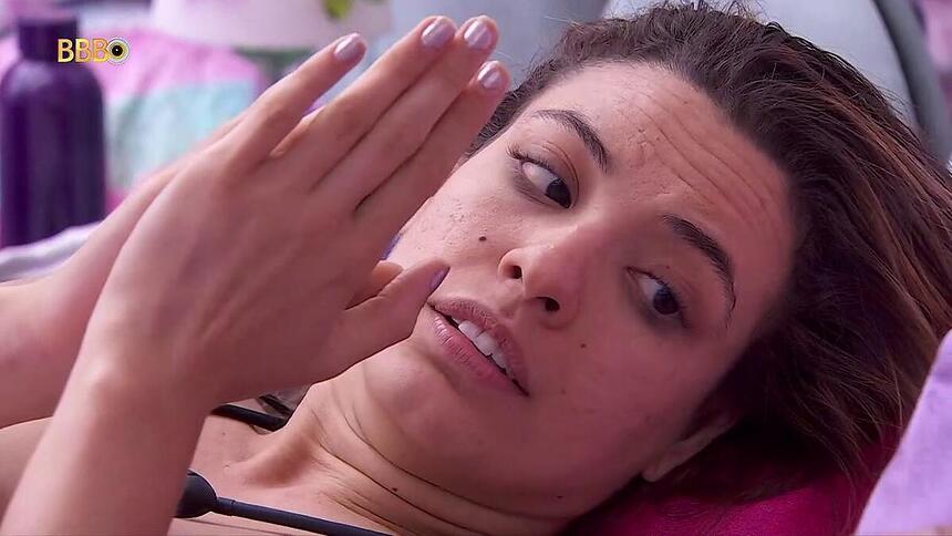 Beatriz de mãos juntas, deitada, ao lado de Alane no BBB 24