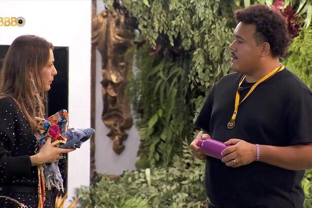 Beatriz e Lucas Henrique durante uma discussão na área externa do BBB 24