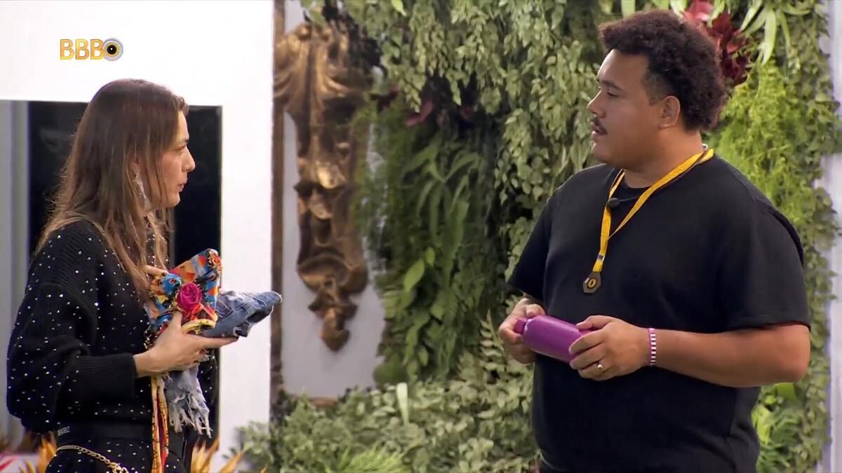 Beatriz e Lucas Henrique durante uma discussão na área externa do BBB 24