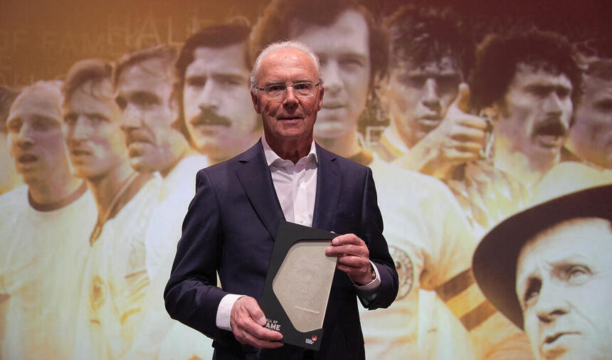 Franz Beckenbauer em foto posada segundo em troféu em mãos