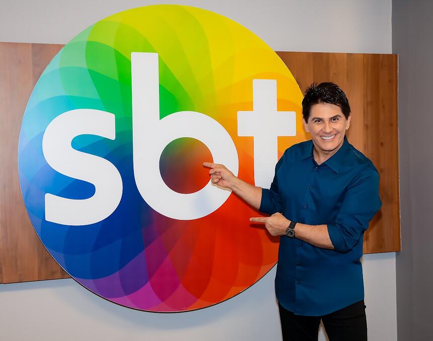 Cesar Filho apontando para o logo do SBT