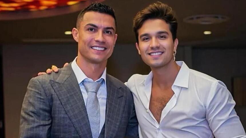 Cristiano Ronaldo e Luan Santana em foto posada juntos