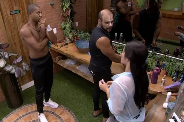 Davi, Isabelle e Marcus Vinicius durante conversa no banheiro doo BBB 24