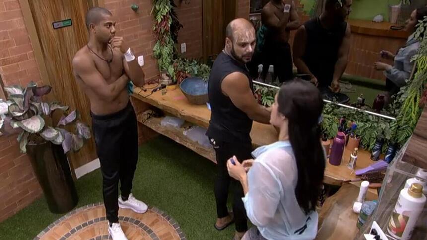 Davi, Isabelle e Marcus Vinicius durante conversa no banheiro doo BBB 24