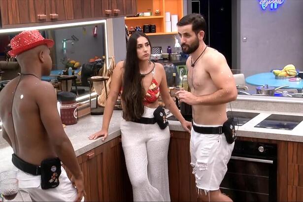 Davi, Matteus e Deniziane conversando na cozinha da Xepa do BBB 24