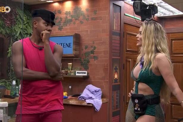 Davi e Yasmin durante uma conversa no banheiro do BBB 24