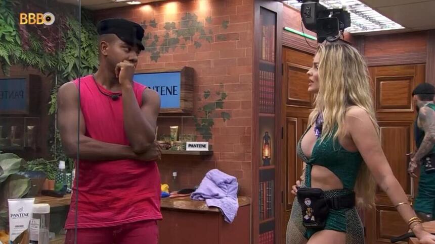 Davi e Yasmin durante uma conversa no banheiro do BBB 24