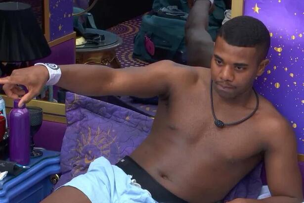 Davi sem camisa, deitado na cama do BBB 24 e revoltado