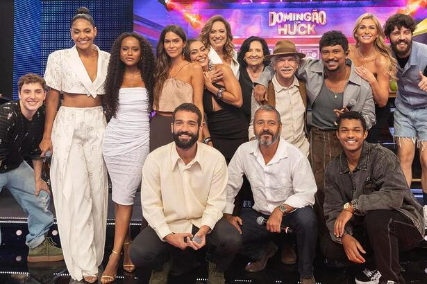 Elencos de Renascer e Terra e Paixão reunidos no palco do Domingão