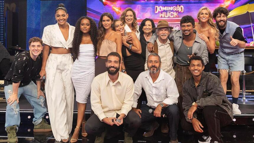 Elencos de Renascer e Terra e Paixão reunidos no palco do Domingão