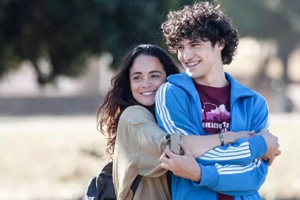 Gabriel Leone e Alice Braga em trecho do filme Eduardo e Mônica