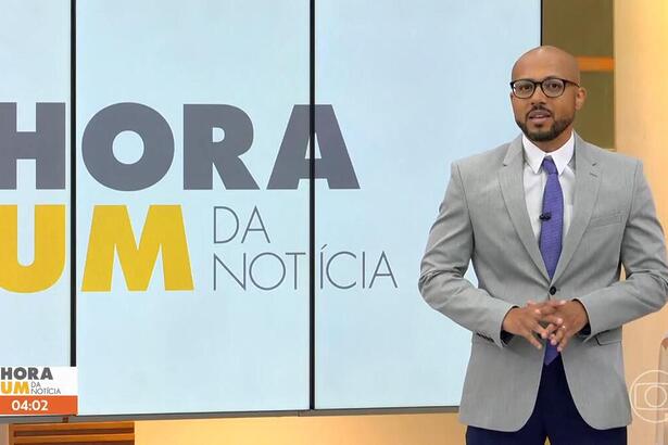 Eliezer dos Santos em frente ao telão no estúdio do Hora 1