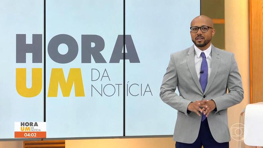 Eliezer dos Santos em frente ao telão no estúdio do Hora 1