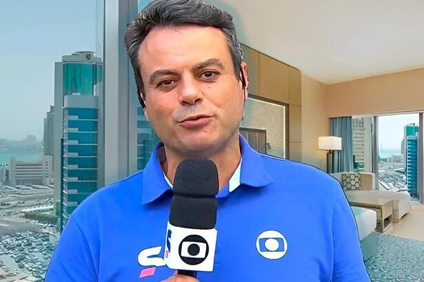 Repórter Eric Faria em trecho de uma transmissão da Globo, uniformizado e com o microfone em mãos