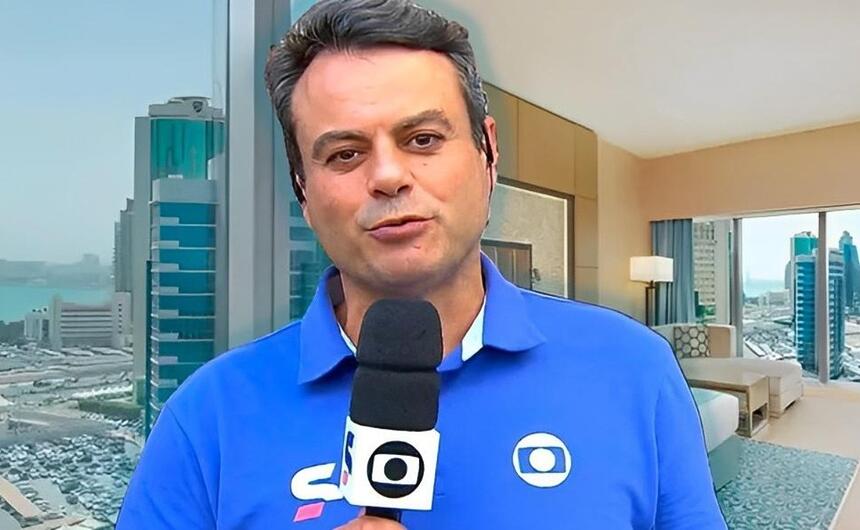 Repórter Eric Faria em trecho de uma transmissão da Globo, uniformizado e com o microfone em mãos