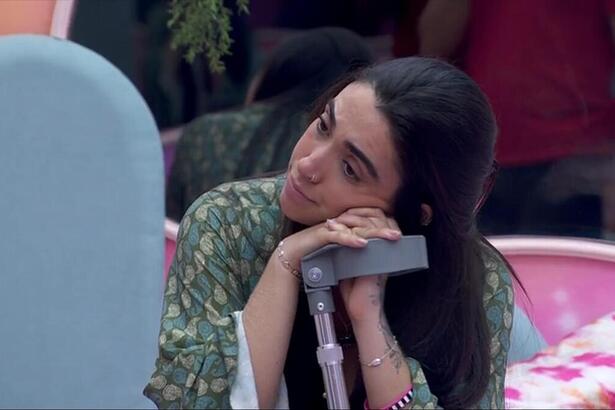 Giovanna, com o rosto apoiado nas muletas, durante conversa no quarto do BBB 24