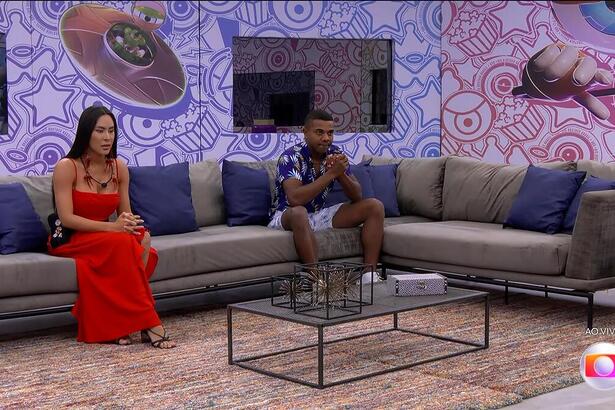 Isabelle e Davi sentados na sala de espera do BBB 24