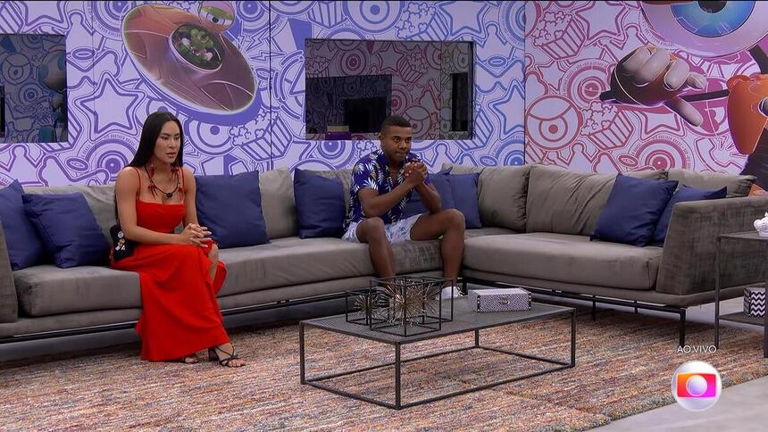 Isabelle e Davi sentados na sala de espera do BBB 24