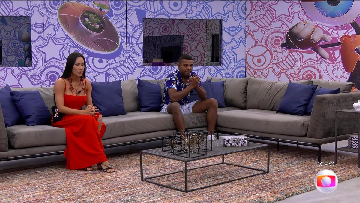 Isabelle e Davi sentados na sala de espera do BBB 24