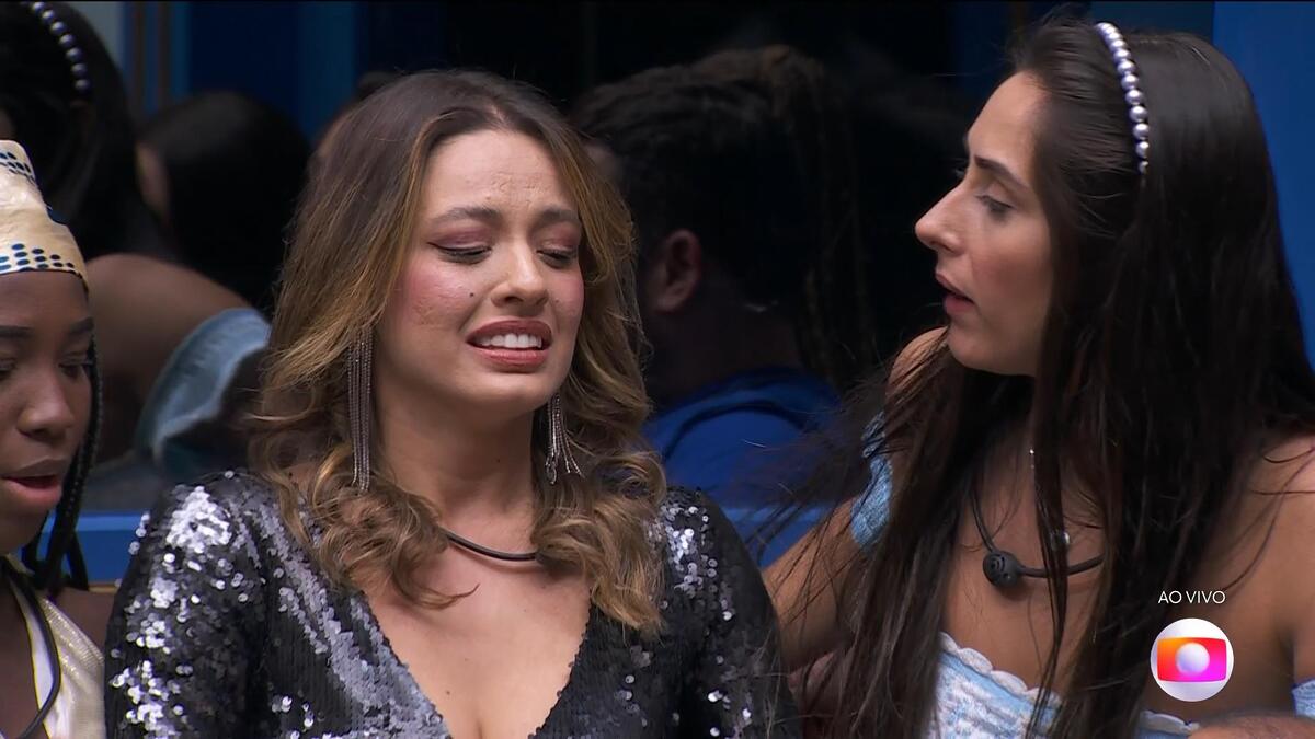 Beatriz com semblante triste na sala do BBB 24