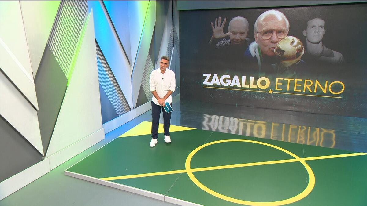 Narrador Gustavo Villani apresentando o boletim 'Zagallo Eterno'  na Globo