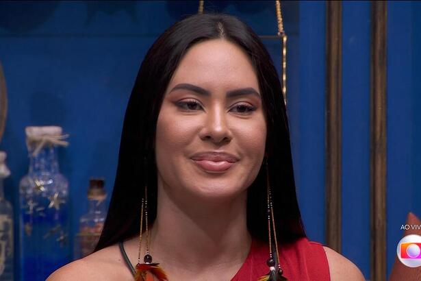 Isanelle sorrindo durante a formação do Paredão do BBB 24