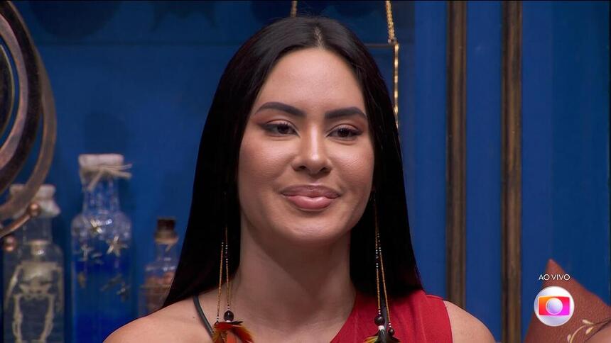 Isanelle sorrindo durante a formação do Paredão do BBB 24