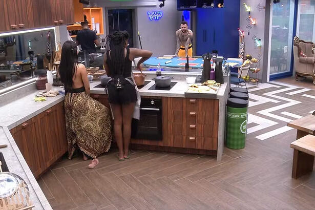 Isabelle e Vinicius na cozinha do BBB 24