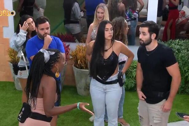 Leidy e Matteus durante uma discussão na área externa do BBB 24