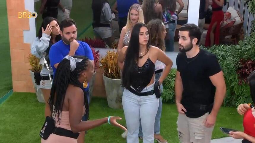 Leidy e Matteus durante uma discussão na área externa do BBB 24