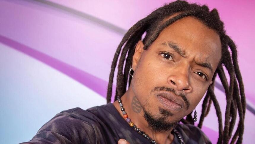 Lucas Luigi de trança, com semblante sério, durante ensaio fotográfico para o BBB 24