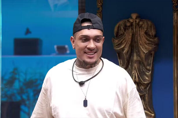 MC Bin Laden de camisa branca, chapéu preto, em pé, durante dinâmica do BBB 24