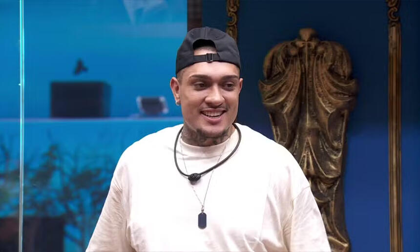 MC Bin Laden de camisa branca, chapéu preto, em pé, durante dinâmica do BBB 24