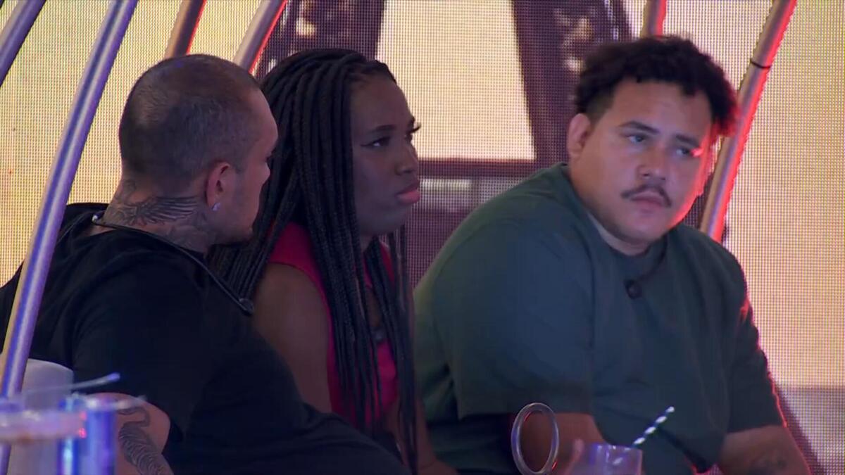 MC Bin Laden, Leidy Elin e Lucas Henrique conversando durante a festa do BBB 24