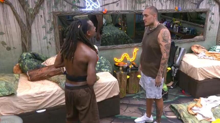 MC Bin Laden dando um tênis para Lucas Luigi no BBB 24