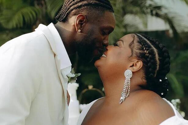 MC Carol e Cosme Santiago em foto se beijando no casamento