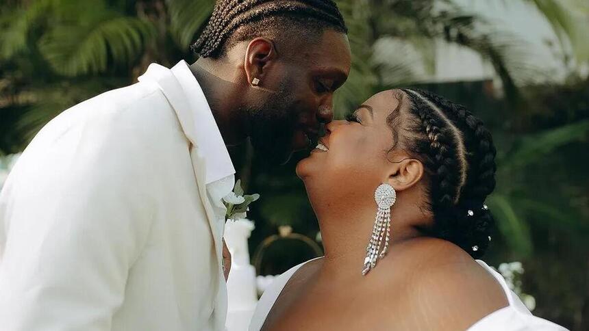 MC Carol e Cosme Santiago em foto se beijando no casamento