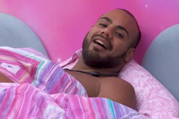 Marcus Vinicius deitado no quarto do BBB 24