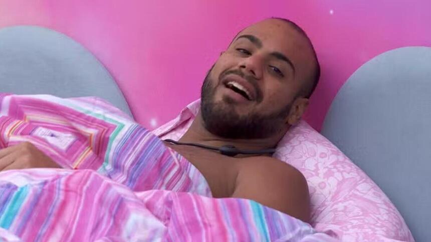 Marcus Vinicius deitado no quarto do BBB 24