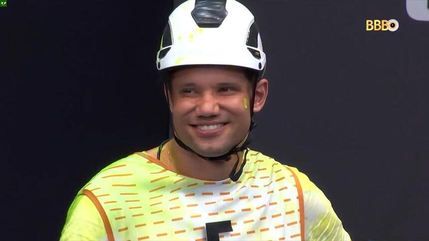 Maycon sorrindo durante a Primeira Prova do Líder do BBB 24