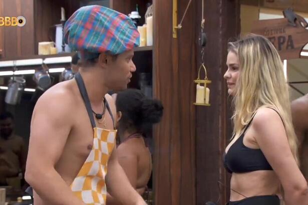 Maycon e Yasmin Brunet durante uma conversa na cozinha do BBB 24