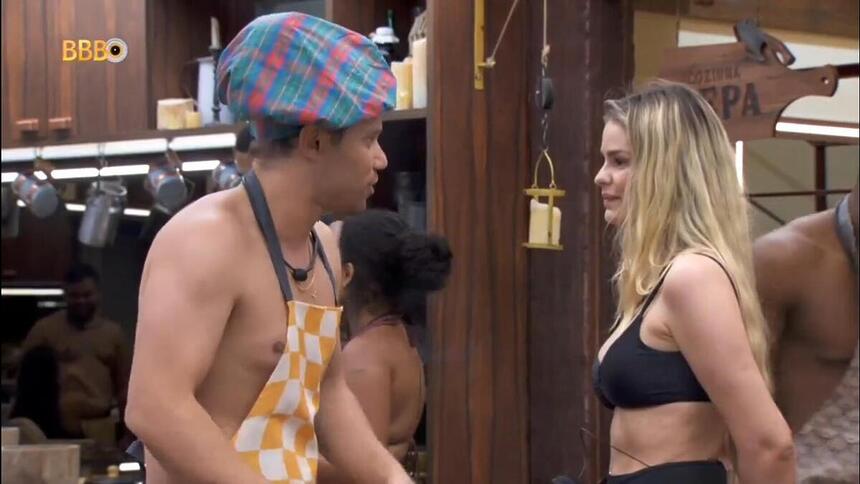 Maycon e Yasmin Brunet durante uma conversa na cozinha do BBB 24
