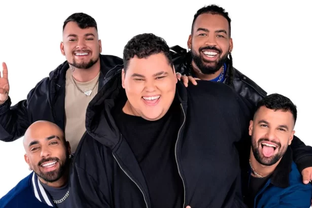 Integrantes do grupo Menos é Mais em foto posada