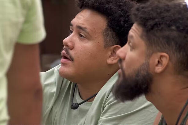 Michel e Juninho de perfil, sentados durante conversa com Davi na cozinha do BBB 24