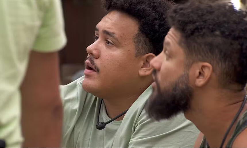 Michel e Juninho de perfil, sentados durante conversa com Davi na cozinha do BBB 24