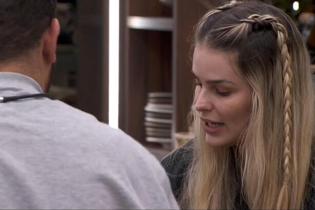 Michel e Yasmin durante conversa na Cozinha do VIP do BBB 24